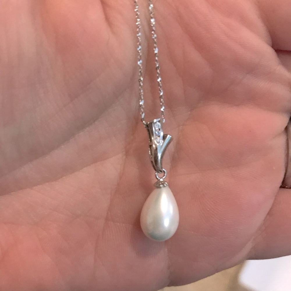 Silver necklace with a pearl pendant and diamond accent